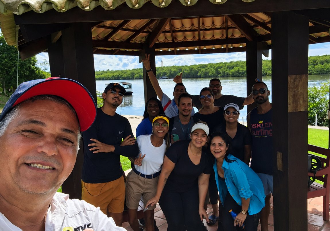 Passageiros da EVC Turismo em quiosque à beira do rio