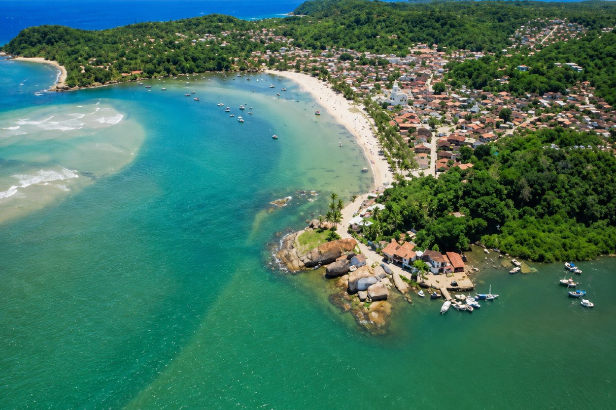 Vista aérea da vila e das praias de Itacaré